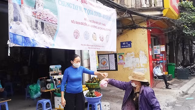 Hỗ trợ người nghèo gặp khó khăn là việc làm cần thiết trong thời điểm này.