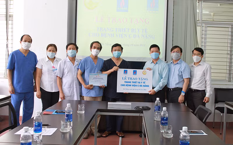 Đại diện BSR trao biển tượng trưng số tiền tài trợ cho Bệnh viện C Đà Nẵng.
