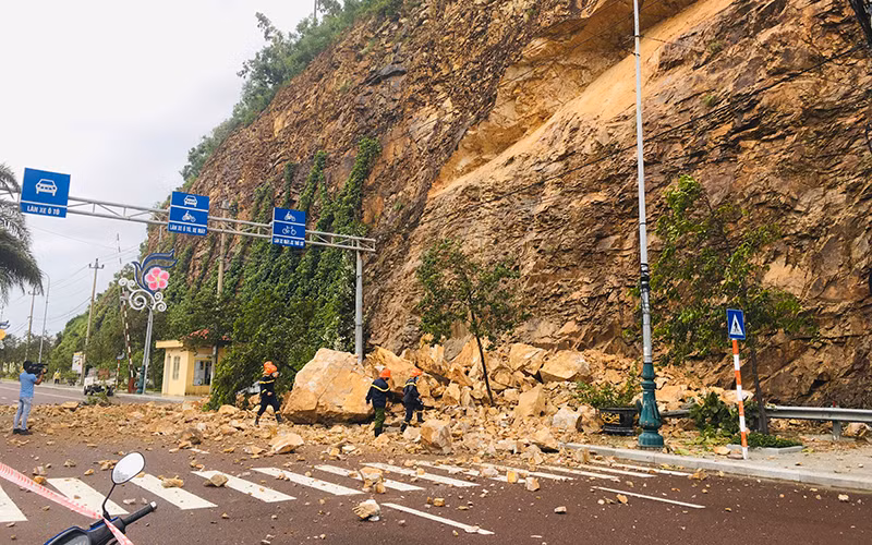 Sạt lở núi tại TP Quy Nhơn, tỉnh Bình Định.
