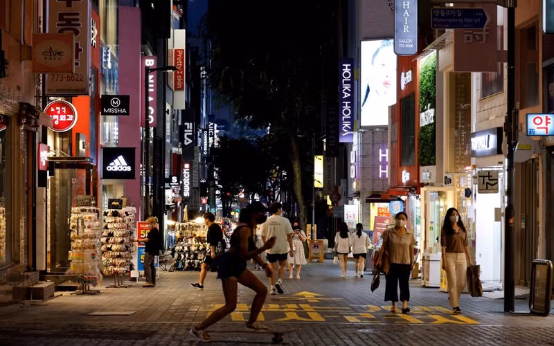 Nhịp sống tại thủ đô Seoul, tháng 7/2021. (Ảnh: Reuters)