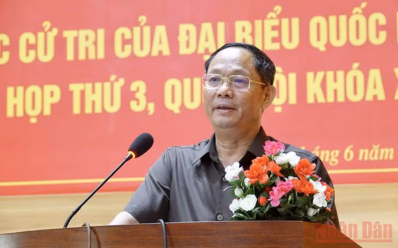 Phó Chủ tịch Quốc hội Trần Quang Phương phát biểu tại buổi tiếp xúc cử tri huyện Lý Sơn.