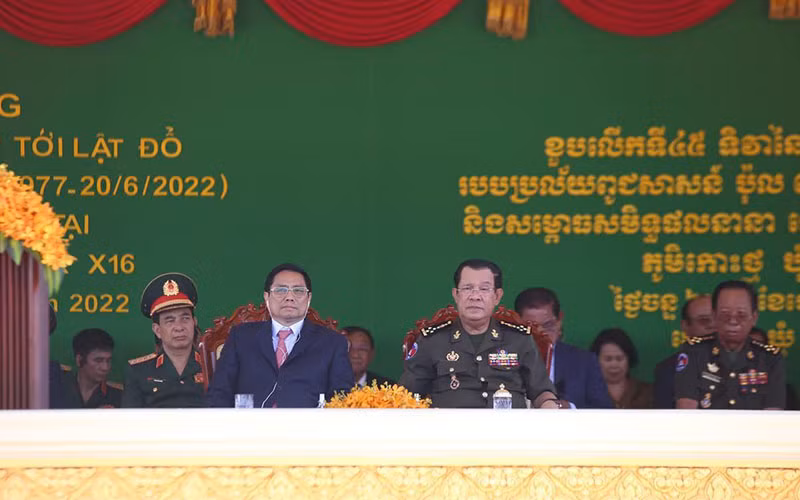 Thủ tướng Việt Nam Phạm Minh Chính và Thủ tướng Campuchia Samdech Techo Hun Sen tại lễ kỷ niệm. (Ảnh: Fresh News)