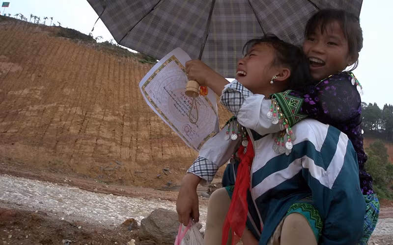 Một cảnh trong phim tài liệu "Những đứa trẻ trong sương". 