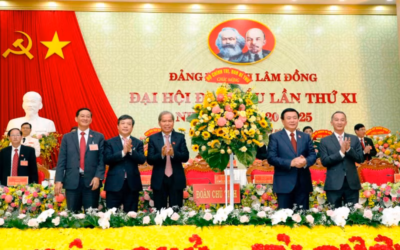 Thay mặt Bộ Chính trị, Ban Bí thư, đồng chí Nguyễn Xuân Thắng tặng lẵng hoa chúc mừng Đại hội.