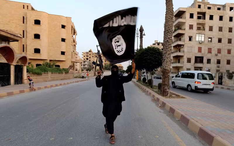 Tay súng trung thành với IS tại Raqqa, Syria, năm 2014. (Ảnh: Reuters)