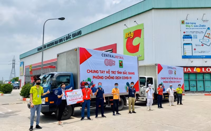 Cán bộ và nhân viên đại siêu thị GO!, Big C tại Bắc Giang thể hiện quyết tâm chung tay cùng địa phương chống dịch Covid-19. (Ảnh: Central Retail cung cấp)