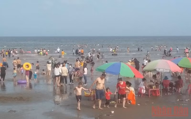 Những năm gần đây, bãi biển cồn Vành (tỉnh Thái Bình) trở thành điểm đến khá hấp dẫn với du khách. (Ảnh: MAI TÚ)