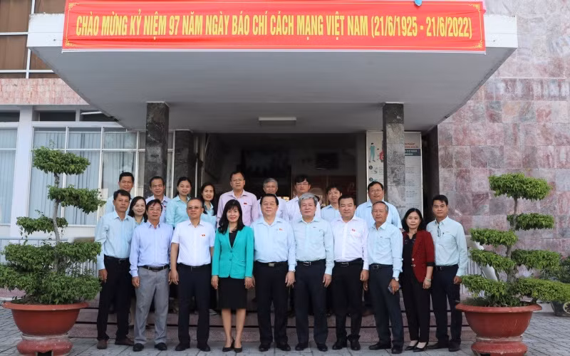 Đồng chí Nguyễn Trọng Nghĩa chụp ảnh lưu niệm với các nhà báo Tây Ninh.