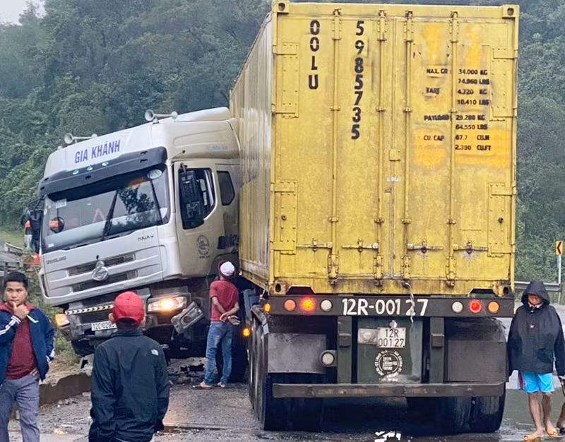 Tư thế Containenr xảy ra tai nạn giao thông tại km 42+932 rất hi hữu và nguy hiểm.