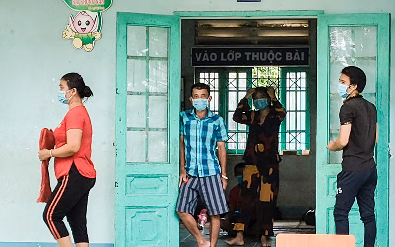 Người dân về từ vùng dịch lớn cách ly tập trung tại xã Phú Cường, huyện Tam Nông. 