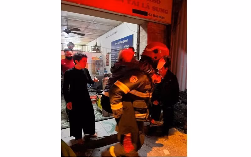 Lực lượng Cảnh sát phòng cháy, chữa cháy giải cứu nạn nhân vụ cháy, đưa ra ngoài an toàn.
