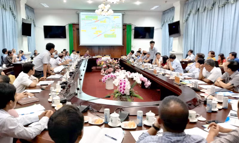Thứ trưởng Nguyễn Nhật làm việc tại UBND tỉnh Vĩnh Long. 