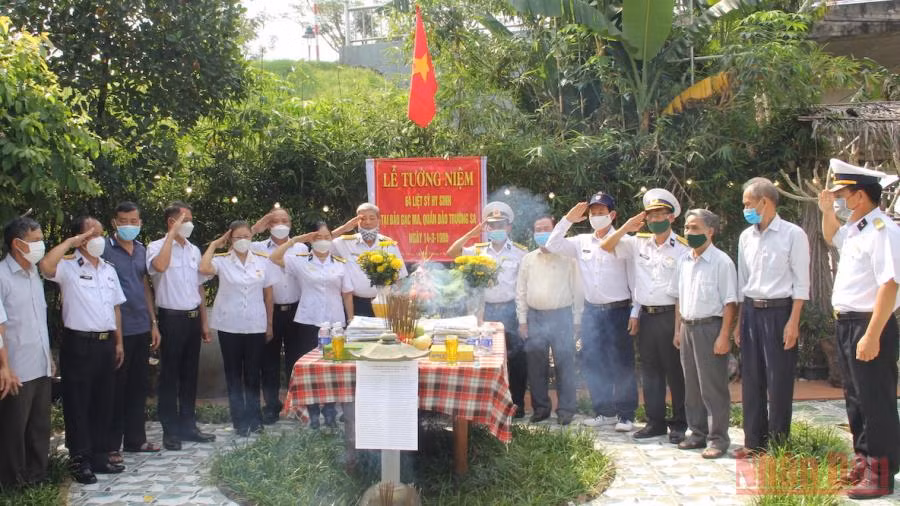 Lễ thắp hương tưởng niệm các liệt sĩ Gạc Ma được tổ chức tại phường Thọ Quang, vịnh Đà Nẵng.