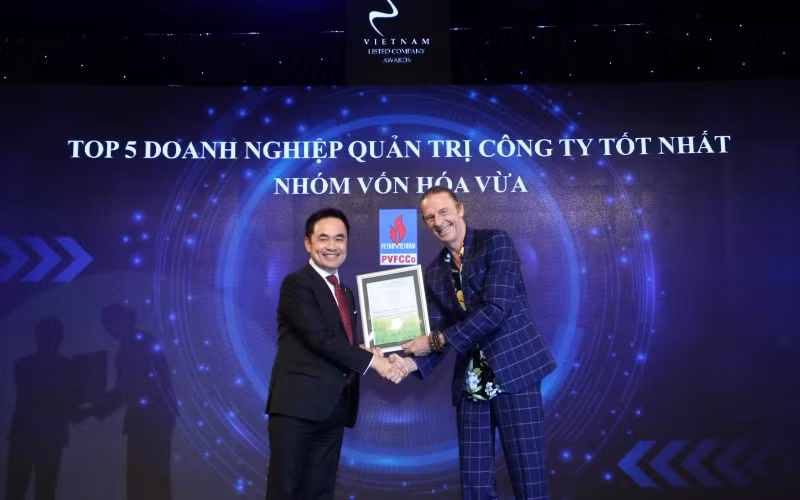 Ông Louis T. Nguyễn, thành viên HĐQT độc lập đại diện PVFCCo nhận kỷ niệm chương,