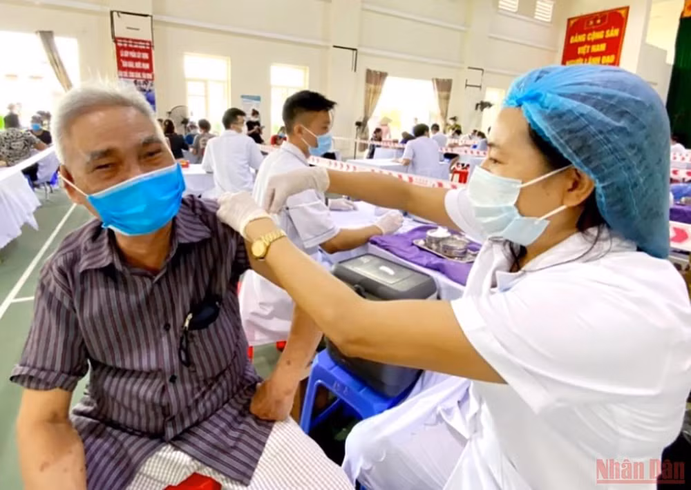 Lực lượng y tế huyện đảo Cô Tô triển khai tiêm Vacine mũi 3 cho nhân dân trên địa bàn. (Ảnh: QUANG THỌ)