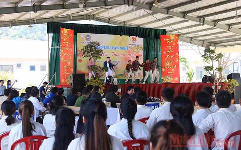 Giao lưu các tiết mục văn nghệ tại Chương trình Xuân Yêu Thương 2021.
