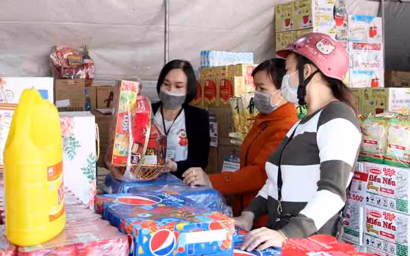 Công nhân, lao động mua sắm tại Phiên chợ công nhân
