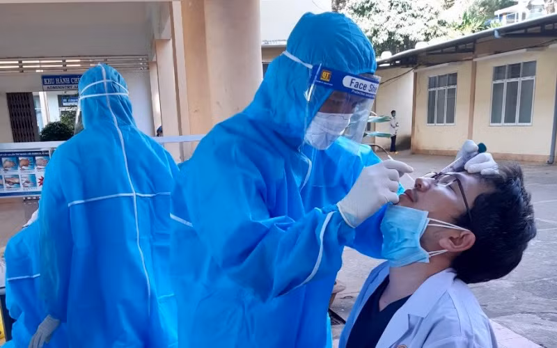 Lấy mẫu xét nghiệm cho bác sĩ, nhân viên y tế, bệnh nhân tại Bệnh viện đa khoa tỉnh Gia Lai. (Ảnh: Như Nguyện)