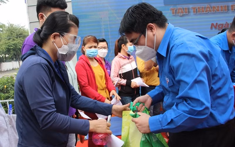 Các đơn vị trao quà hỗ trợ an sinh cho các công nhân khu chế xuất Linh Trung 1.