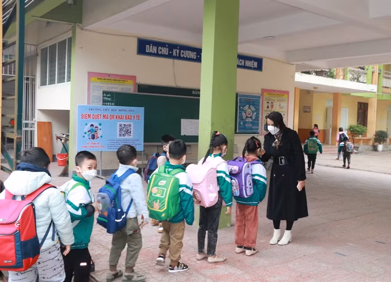Kiểm tra thân nhiệt cho học sinh tại Trường Tiểu học Hồng Sơn (TP Vinh). (Ảnh: Mỹ Hà)