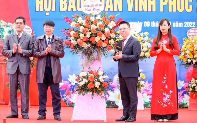 Đồng chí Lê Quốc Minh tặng hoa chúc mừng Hội Nhà báo tỉnh Vĩnh Phúc.