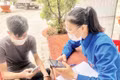 Đoàn viên, thanh niên quận Thủ Đức đến nhà dân hỗ trợ khai báo y tế.