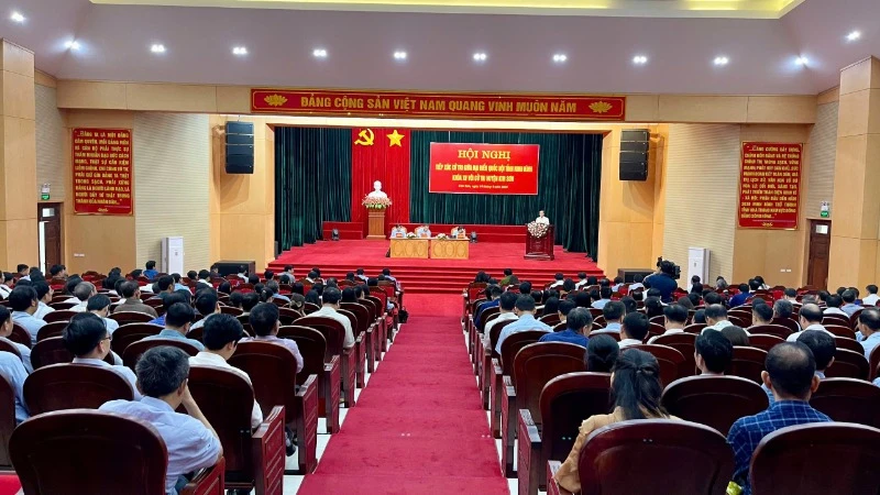 Quang cảnh tiếp xúc cử tri tại huyện Kim Sơn, tỉnh Ninh Bình.