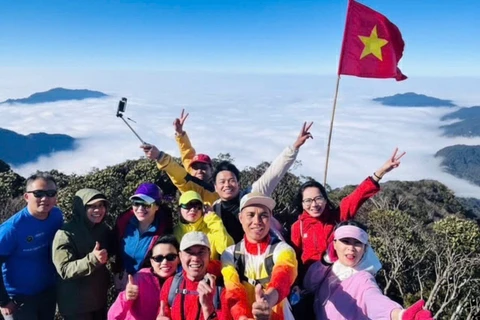 Tự hào Tổ quốc trên đỉnh Tây Côn Lĩnh.