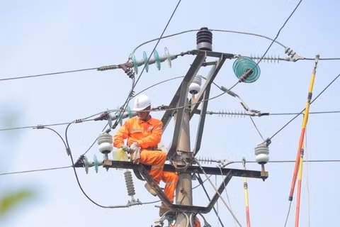 Nhân viên Công ty Điện lực Hà Tĩnh sửa chữa bảo dưỡng hệ thống lưới điện.