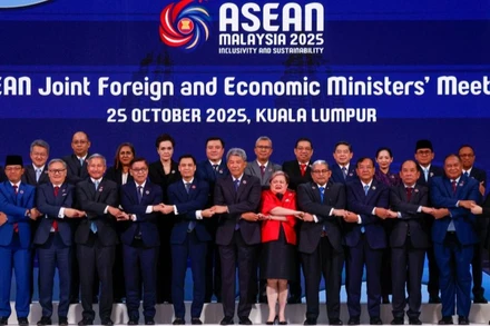 Các đại biểu dự Hội nghị chung giữa Bộ trưởng Ngoại giao và Bộ trưởng Kinh tế ASEAN chụp ảnh chung. (Ảnh: Bộ Ngoại giao)