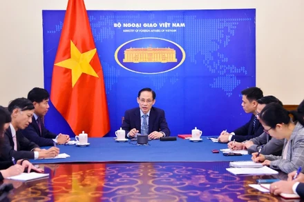 Bộ trưởng Ngoại giao Lê Hoài Trung điện đàm với Bộ trưởng Ngoại giao Philippines Maria Theresa Lazaro. (Ảnh: Bộ Ngoại giao)