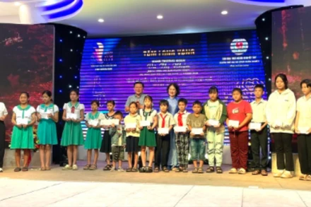 Các em học sinh nghèo vượt khó được đại diện Ban tổ chức trao quà tại sự kiện.