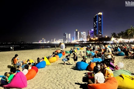 Một khu vui chơi, ăn uống trên biển Mân Thái, Đà Nẵng về đêm.
