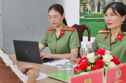 Người dân trình báo tới Công an thành phố Cần Thơ về việc bị lừa đảo trên không gian mạng.