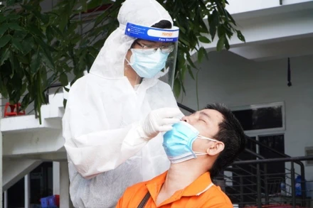 Các nhân viên y tế lấy mẫu Covid-9 trên địa bàn Quận 7, năm 2022. (Ảnh: THẾ ANH)