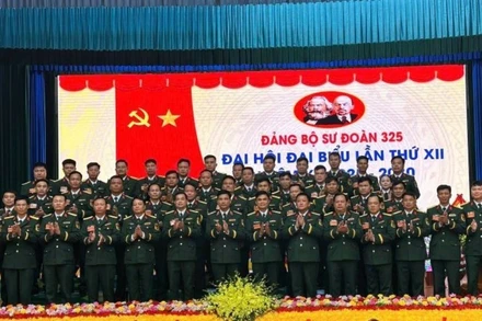 Ban Chấp hành Đảng bộ Sư đoàn 325 nhiệm kỳ 2025-2030 và đoàn đại biểu dự Đại hội đại biểu Đảng bộ Quân đoàn 12, lần thứ I ra mắt Đại hội.