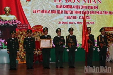 Thừa ủy quyền Chủ tịch nước, Trung tướng Nguyễn Anh Tuấn, Bí thư Đảng ủy, Chính ủy Bộ đội Biên phòng trao Huân chương Chiến công hạng Nhì tặng Bộ chỉ huy Bộ đội Biên phòng An Giang.