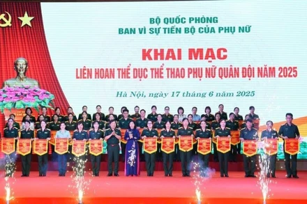 Thứ trưởng Bộ Quốc phòng Lê Huy Vịnh và Chủ tịch Hội Liên hiệp Phụ nữ Việt Nam Nguyễn Thị Tuyến trao cờ lưu niệm cho các cơ quan, đơn vị tham gia Liên hoan.