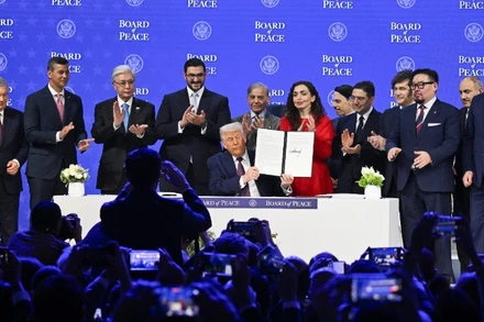 Tổng thống Hoa Kỳ Donald Trump phát biểu tại lễ ký chính thức thành lập Hội đồng Hòa bình về chấm dứt xung đột tại Dải Gaza, ở Davos, Thụy Sĩ, ngày 22/1/2026. (Ảnh: Anadolu Agency/TTXVN)