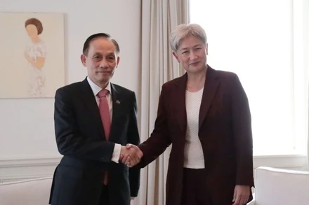 Quyền Bộ trưởng Ngoại giao Lê Hoài Trung gặp Bộ trưởng Ngoại giao Australia Penny Wong. (Ảnh: Bộ Ngoại giao Việt Nam)