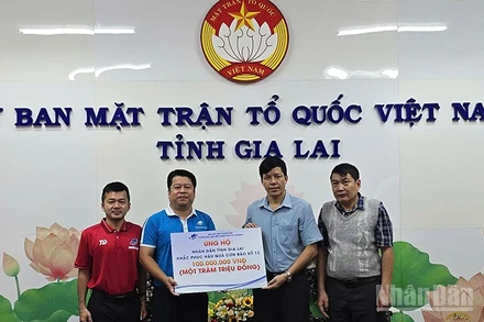 Đại diện Trường đại học Mở Thành phố Hồ Chí Minh trao bảng ủng hộ 100 triệu đồng tỉnh Gia Lai.
