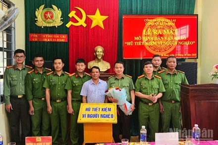 Lãnh đạo xã Ia Rsai chúc mừng Công an xã Rsai ra mắt mô hình "Hũ tiết kiệm vì người nghèo".