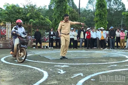 Công an giao thông tỉnh Gia Lai hướng dẫn người dân cách chạy vòng số 8