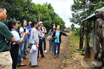 Du khách tham quan trải nghiệm, tìm hiểu về nhà mồ và tượng nhà mồ của đồng bào Jrai.