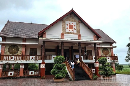 Nhà lưu niệm Anh hùng Núp, một trong những điểm tham quan khi đến làng kháng chiến Stơr.