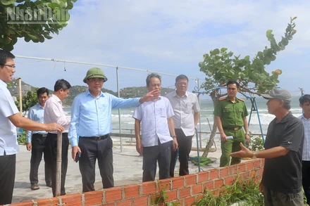 Chủ tịch Ủy ban nhân dân tỉnh Gia Lai Phạm Anh Tuấn kiểm tra công tác phòng, chống bão tại xã Cát Tiến.