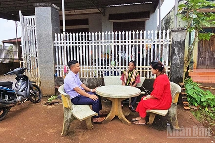 Già Rơ Châm Dik thường xuyên đi thăm hỏi, động viên người dân trong làng phát triển kinh tế, xây dựng đời sống văn hóa mới.