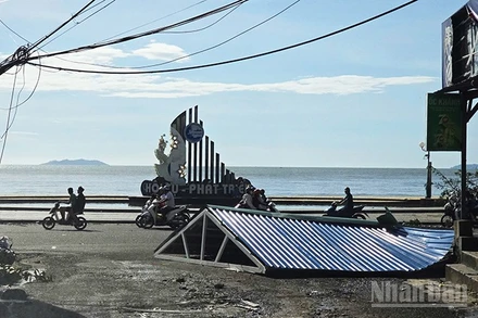 Mái nhà của người dân tại phường Quy Nhơn bị bão số 13 đánh bay.