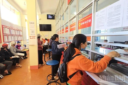 Người dân đến làm thủ tục hành chính tại Trung tâm Phục vụ hành chính công xã Biển Hồ