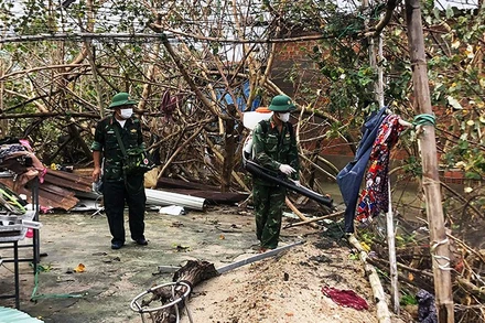 Lữ đoàn 368 phun khử khuẩn diện rộng tại các khu dân cư.